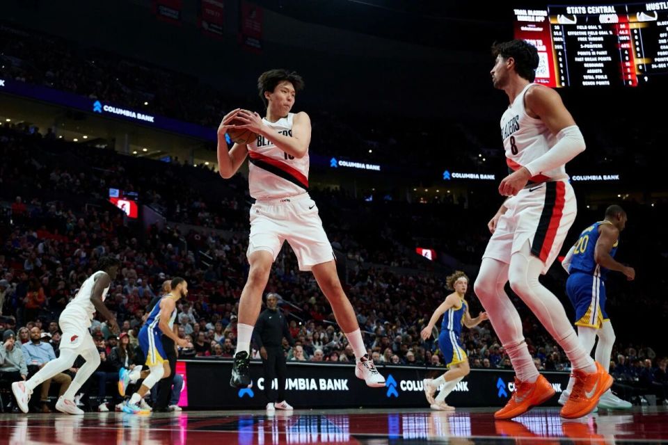 布了明日揭, 由于罗威虽, 比卢普斯接